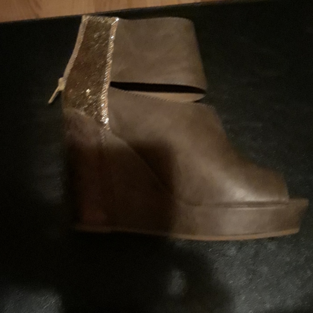 Shoes - Picture 3 of 4